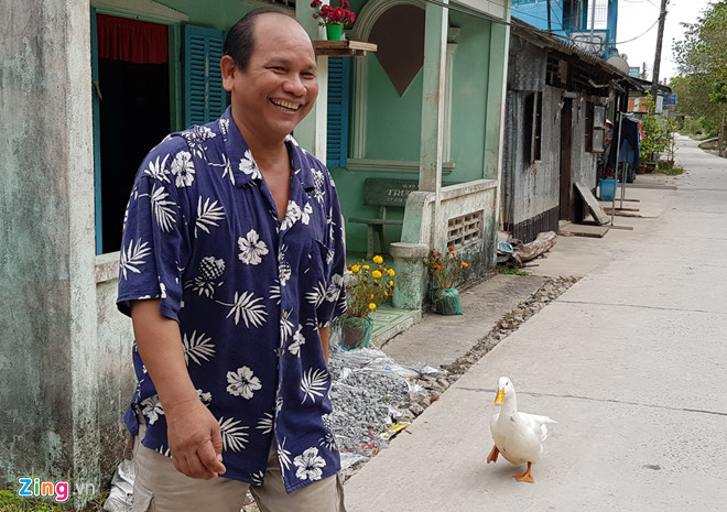 hy huu chuyen con vit theo chu nhu hinh voi bong