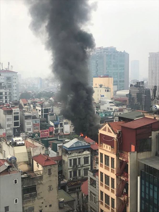 ha noi chay nha mat pho duong o cho dua