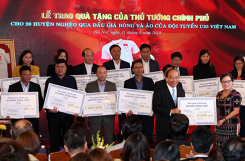 Thủ tướng tặng người nghèo 20 tỉ đồng từ đấu giá áo, bóng U23
