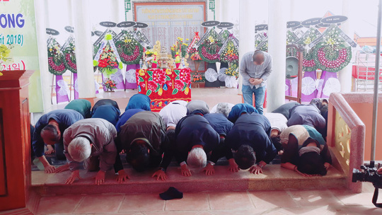 41 nguoi han quoc cui dau ta loi truoc bia mo vu tham sat o ha my