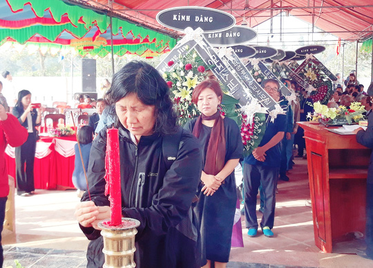 41 nguoi han quoc cui dau ta loi truoc bia mo vu tham sat o ha my
