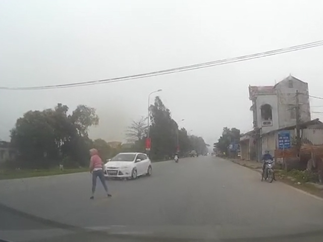 kho hieu co gai vut xe di bo sau khi bi o to dam