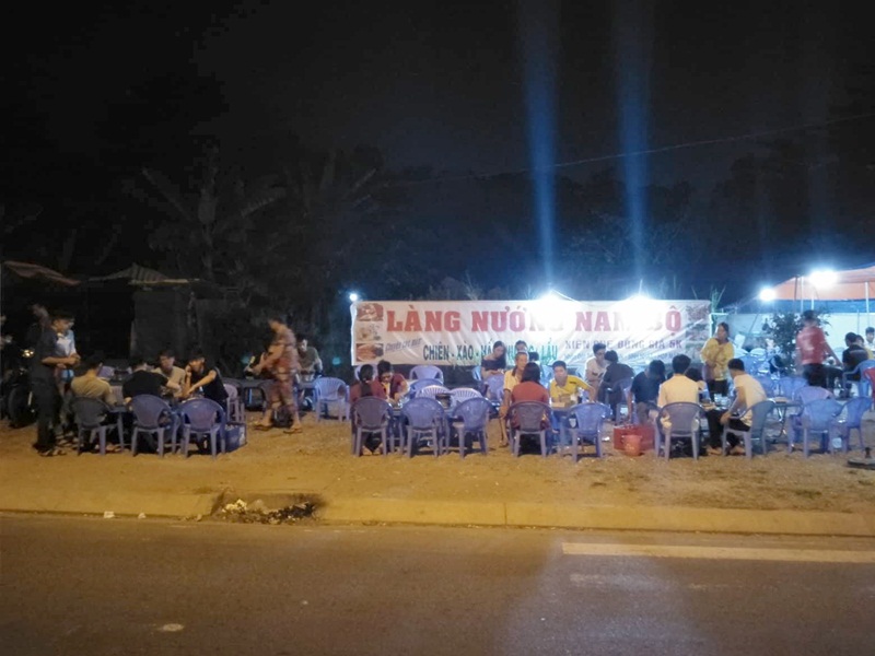 lang nhau sinh vien me ngheo lang nguoi nhin con chen chu chen anh