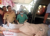 clip xe may kep ba khong mu bao hiem lang le lui sau xe csgt