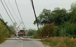 Xe ben chạy vào đường cấm, kéo đổ hàng loạt trụ điện