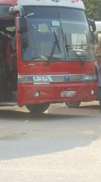 vo tinh hon mop duoi xe tai xe xe khach de lai loi nhan gay bat ngo
