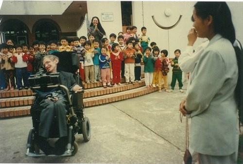 cau chuyen it ai biet ve con gai nuoi nguoi viet cua stephen hawking