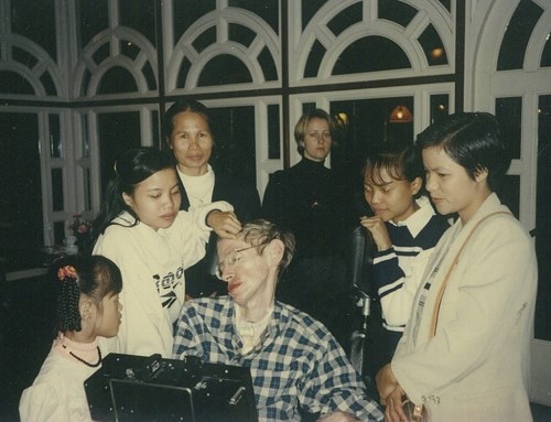 cau chuyen it ai biet ve con gai nuoi nguoi viet cua stephen hawking