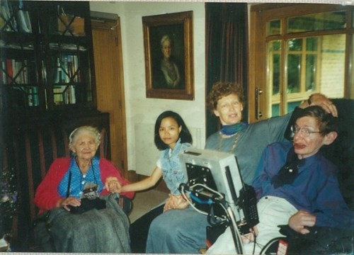 cau chuyen it ai biet ve con gai nuoi nguoi viet cua stephen hawking