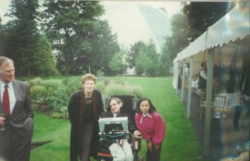 cau chuyen it ai biet ve con gai nuoi nguoi viet cua stephen hawking