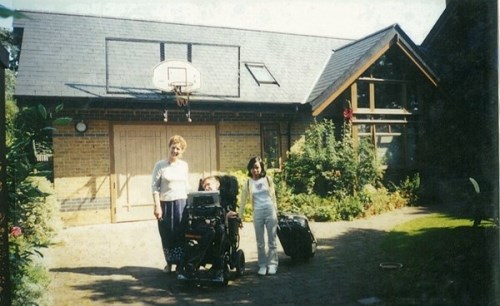 cau chuyen it ai biet ve con gai nuoi nguoi viet cua stephen hawking