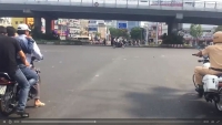 phong nhanh qua nga tu 2 nguoi di xe may bi taxi hat len nap capo