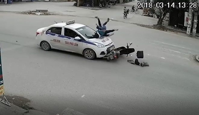 phong nhanh qua nga tu 2 nguoi di xe may bi taxi hat len nap capo