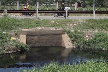 Dân Bình Chánh lo lắng vì nguồn nước đen lan rộng