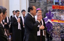 Phó TT Trương Hoà Bình viếng Đức Tổng Giám mục Phaolo Bùi Văn Đọc