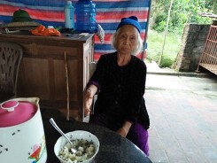 Hà Tĩnh: Dân cạnh bãi rác phải mắc màn ăn cơm