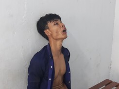 Nhiều giờ giải cứu thanh niên nghi ngáo đá trèo lên mái nhà la hét, cố thủ