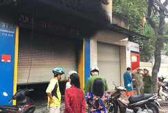 Giải cứu 3 người mắc kẹt trong cửa hàng thời trang cháy ngùn ngụt