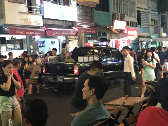 khach tay bi danh bam dap o pho di bo bui vien