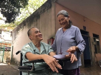 ong gia gan do nhat mu hong lam xe om mien phi cho nguoi ngheo