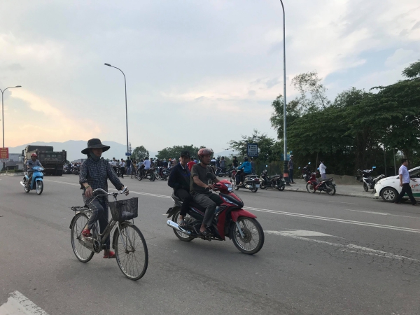 di bo len cau nguoi phu nu bat ngo nhay xuong song yen