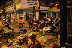 Độc đáo chợ rau củ 'nửa đêm về sáng' suốt 40 năm giữa Sài Gòn