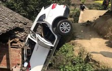 'Đỗ' xe trên mái nhà hàng xóm, tài xế mất 200 triệu bồi thường