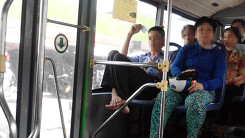 Chịu không nổi với nhân viên xe buýt gác chân nạt khách!
