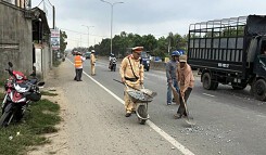 CSGT Quảng Nam dọn dẹp đá dăm rơi vãi trên đường