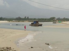 Huế: Gần 7 tỷ nạo vét cửa biển, thuyền ngư dân vẫn ‘án binh bất động"