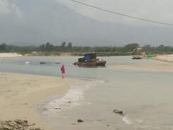 Huế: Gần 7 tỷ nạo vét cửa biển, thuyền ngư dân vẫn ‘án binh bất động