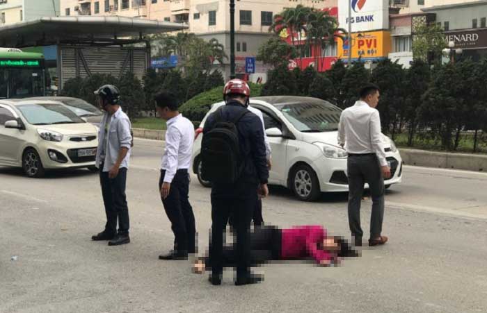 tai xe mac ao grab tong phu nu bat tinh roi phong xe bo chay