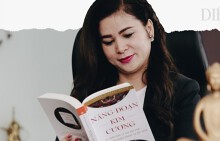 Cuốn Năng Đoạn Kim Cương trên tay bà Lê Hoàng Diệp Thảo nói về nỗ lực chủ tâm làm việc vì điều tốt cho người khác