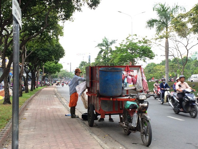nguoi dan phan loai rac nguoi thu gom lai do chung vao mot thung