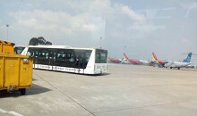 Xe buýt sân bay trôi vênh hàng rào ở Tân Sơn Nhất