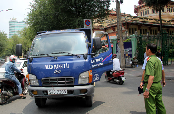 ong doan ngoc hai di bat xe tai phong nguoc chieu o trung tam sai gon