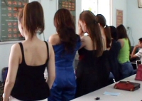 hinh anh nguoi cong nhan cheo leo tren toa cao oc no nu cuoi hien voi be gai qua mat kinh gay xuc dong manh