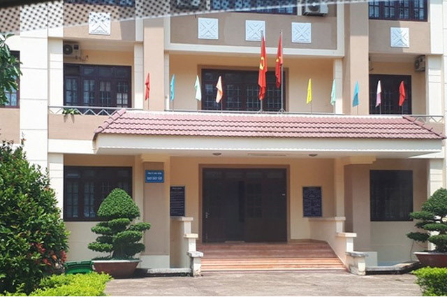 mot tinh uy vien bi ky luat canh cao vi muon tien khong tra