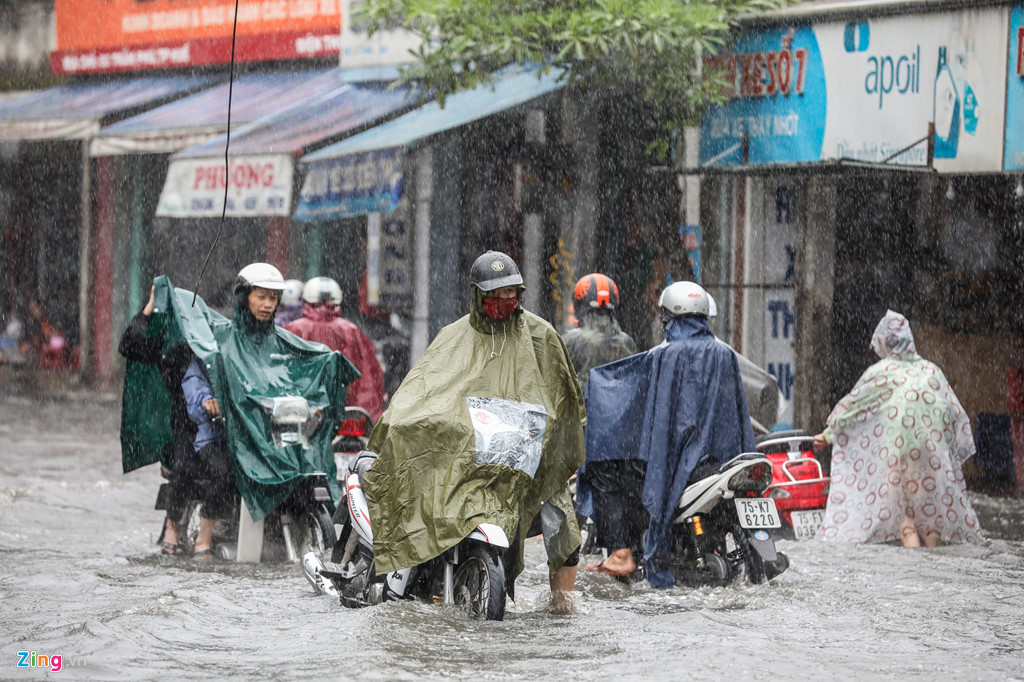 hue mua to ngap sau nuoc tran vao nha dan o trung tam thanh pho
