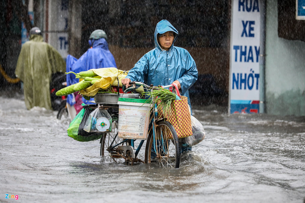 hue mua to ngap sau nuoc tran vao nha dan o trung tam thanh pho