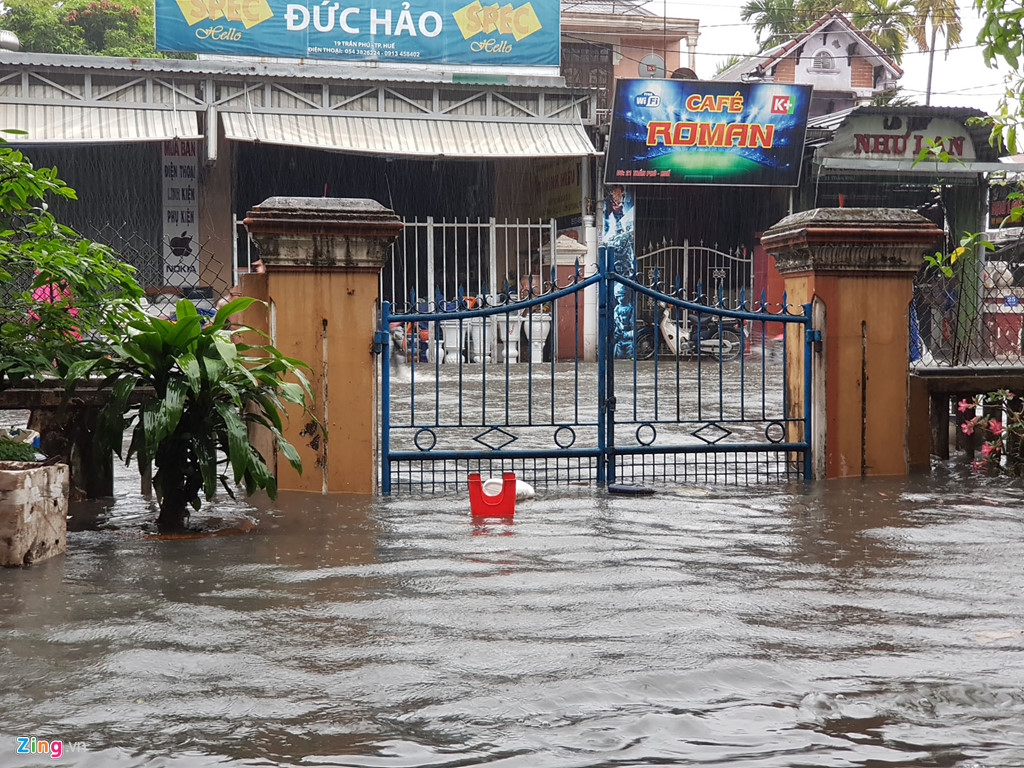 hue mua to ngap sau nuoc tran vao nha dan o trung tam thanh pho