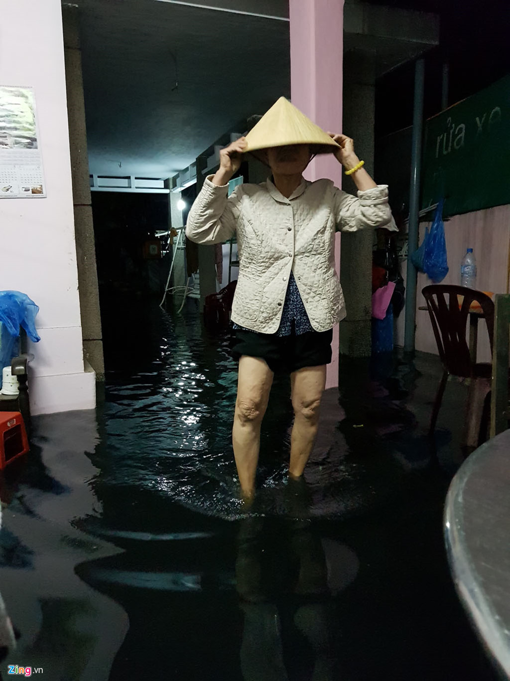 hue mua to ngap sau nuoc tran vao nha dan o trung tam thanh pho