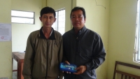 trung uy cong an tra nhan vang cho doi tre sap cuoi