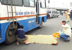 Người đàn ông bị xe khách cán tử vong ở vòng xuyến Ngã Ba Huế