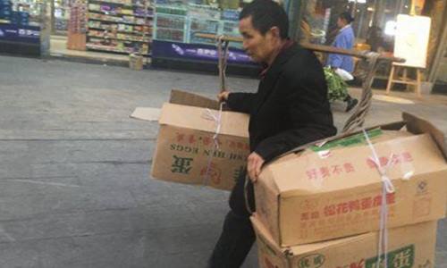 Tình cảnh chui rúc trong 'nhà quan tài' của người già Trung Quốc tinh canh chui ruc trong nha quan tai cua nguoi gia trung quoc