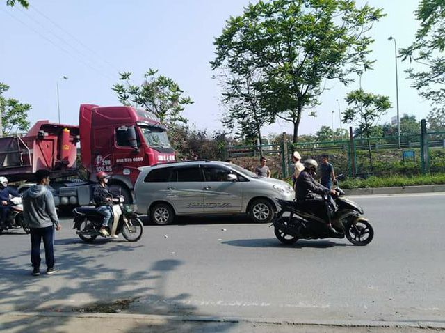 dai lo thang long un tac keo dai vi taxi chan duong cho mot buoi cung le