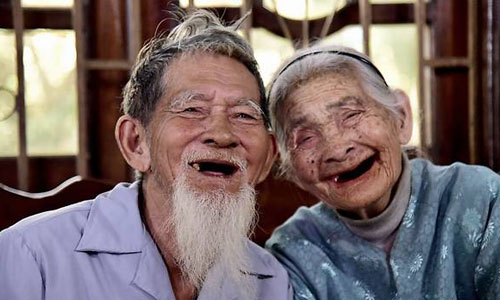 cap vo chong gia trong rau sach o hoi an len bao singapore