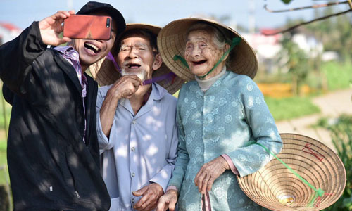 cap vo chong gia trong rau sach o hoi an len bao singapore