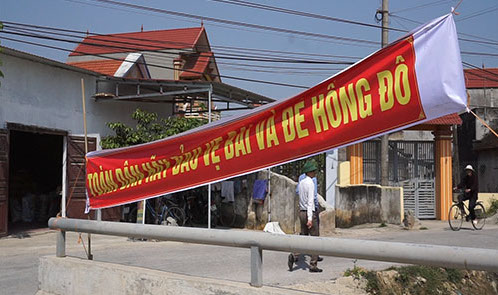 nguoi dan nem bom xang dot choi canh khi xua duoi cat tac