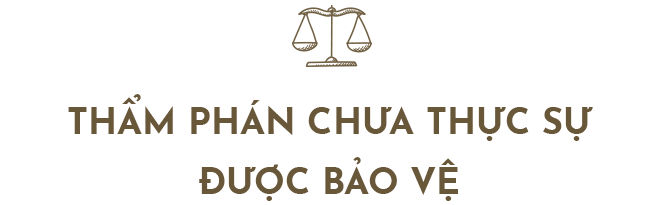 hanh trinh tro lai nghe cua nu tham phan bi tat axit